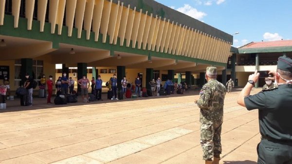 Paraguayos que llegan del exterior cumplirán cuarentena en unidades militares