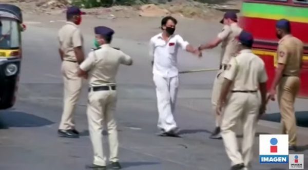 India: Policías obligan a respetar la cuarentena a los golpes