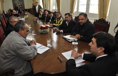 Centrales obreras consideran “irrisorio” el monto del bono y advierten sobre una “explosión social” por hambre - Nacionales - ABC Color