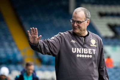 Marcelo Bielsa y su plantel, con importante ayuda
