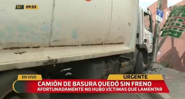 Recolector de basura pierde sus frenos y choca contra una columna