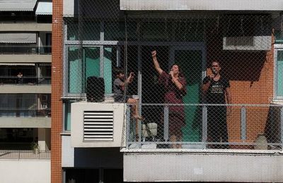 Pareja de cantantes de ópera ofrece conciertos desde balcón a vecinos en Río - Música - ABC Color