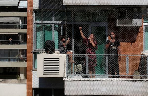 Pareja de cantantes de ópera ofrece conciertos desde balcón a vecinos en Río - Música - ABC Color