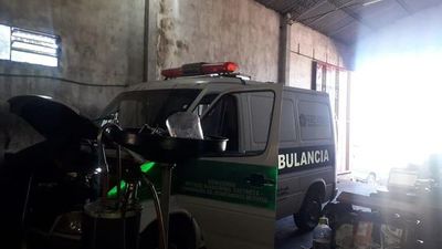 Mecánicos reparan ambulancias en Itapúa