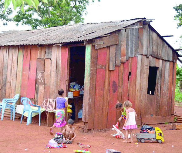 Hambre y hacinamiento en asentamientos de Alto Paraná