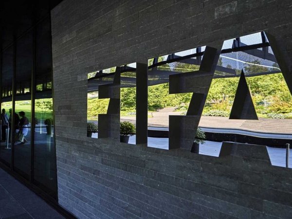 FIFA debate sobre flexibilizar normas traspasos, contratos y rebaja sueldos