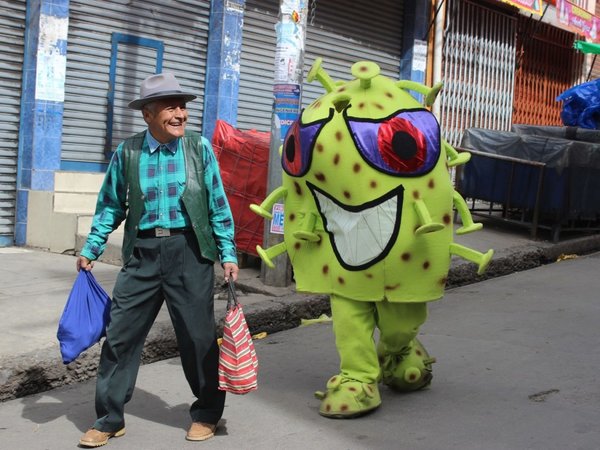 Unos simpáticos muñecos de Covid-19, la original idea de la Policía Boliviana