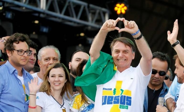 HOY / Bolsonaro decreta que las actividades religiosas deben funcionar pese al coronavirus