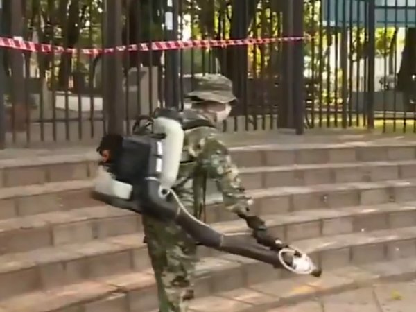 Militares desinfectan paradas de buses para evitar propagación del Covid-19
