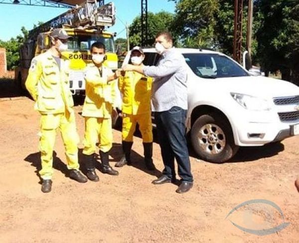 Bomberos reciben la donación una camioneta y combustible