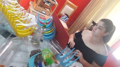 ESTUDIANTE DE ARQUITECTURA ELABORA VISERAS DE BIOSEGURIDAD