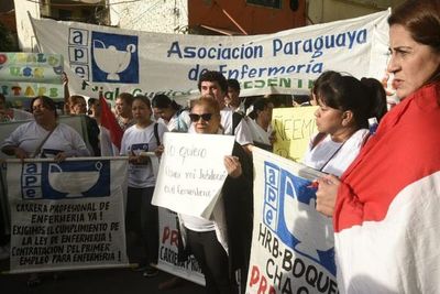 Asociación Paraguaya de Enfermería denuncia que profesionales no cobran salarios desde enero  - Ancho Perfil - ABC Color