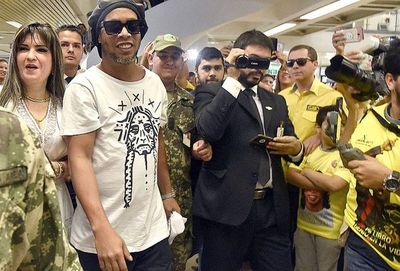 Arresto para el que selló pasaporte de Ronaldinho - Judiciales y Policiales - ABC Color