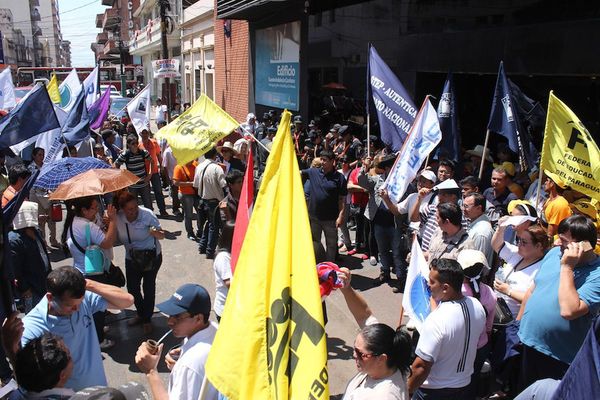 Anuncian que podría haber cesación de pagos a estatales