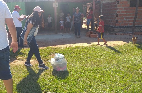 Con aportes de autoridades distribuyen víveres en Puentesiño