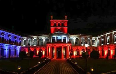 Colores de EE.UU. adornaron el Palacio de Gobierno
