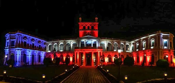 Colores de EE.UU. adornaron el Palacio de Gobierno