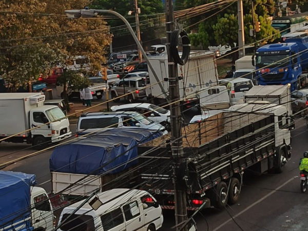 Controles más estrictos para el ingreso al Mercado de Abasto generan caos vehicular