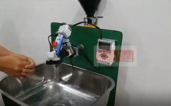 Crean "robot" para lavarse las manos si tocar la canilla