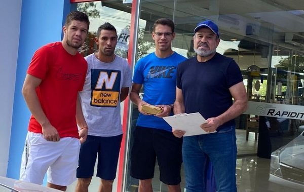 Jugadores de General Díaz reciben ayuda económica de referentes del fútbol