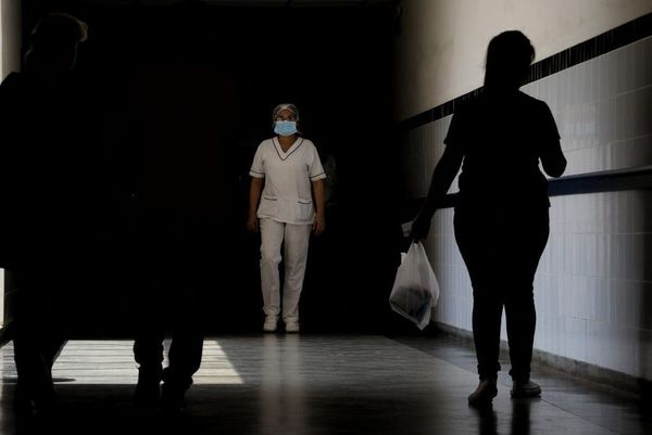 Enfermeras, en el primer frente de batalla y sin sueldos desde enero - ADN Paraguayo
