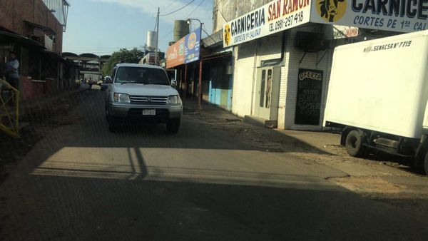 Reportan congestión vehicular a causa de nuevos horarios en el Abasto