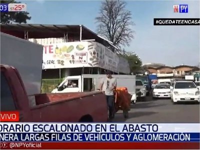 Abasto registra aglomeración de personas por horario escalonado