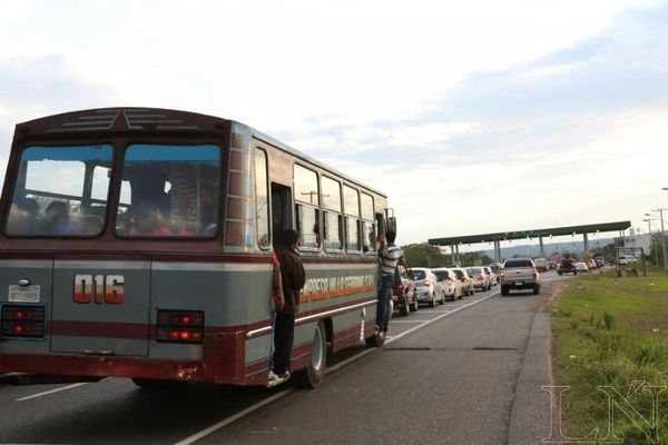 Más gremios claman paro total del transporte público