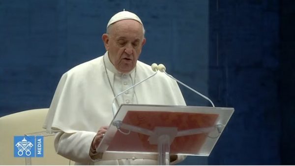 Papa Francisco apunta a la oración y al servicio como armas ante la pandemia