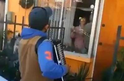 Toca el acordeón frente a la ventana de sus padres para animarlos en la cuarentena - C9N