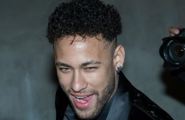 Polémica por unas fotos de Neymar en 'cuarentena' junto a un grupo de amigos - SNT