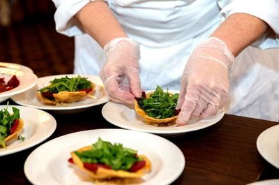 Gremio de restaurantes sostiene que muchos no podrán pagar salarios