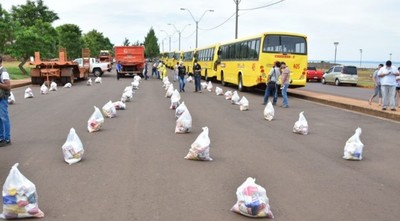 Municipalidad de Encarnación entrega kits de alimentos a sectores vulnerables de la ciudad.