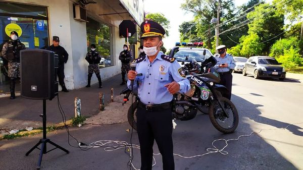 Policías de Villarrica cantan a la ciudadanía por cumplir con la cuarentena - Nacionales - ABC Color