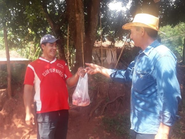 Agricultor festeja su cumpleaños repartiendo carne a carenciados