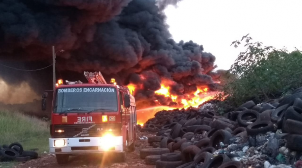 HOY / Encarnación registra incendio que ya llega a la ciudad de Posadas