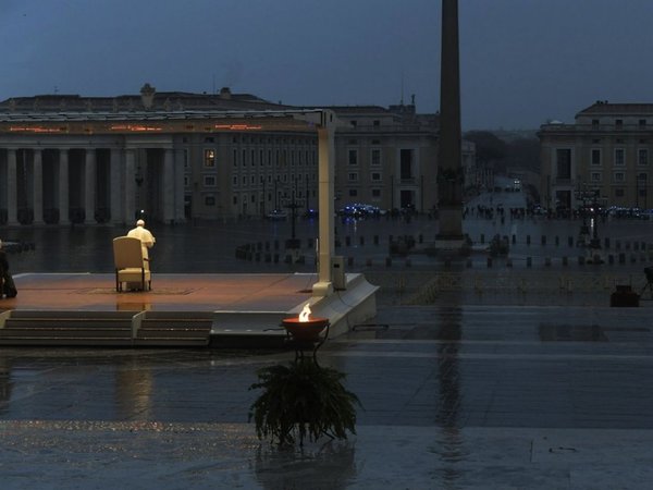 El papa llama al mundo a “remar juntos” contra el coronavirus