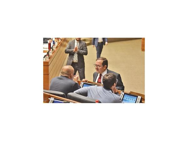 Diputados ven la luz y piden recorte de sueldos por crisis