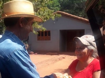 Agricultor festeja su cumpleaños repartiendo carne a familias carenciadas