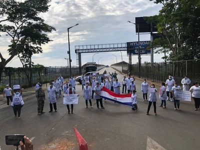 Médicos esteños protestan en las calles contra plan de flexibilización de medidas - ABC en el Este - ABC Color