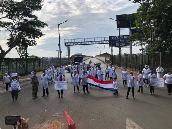 Médicos esteños protestan en las calles contra plan de flexibilización de medidas - ABC en el Este - ABC Color