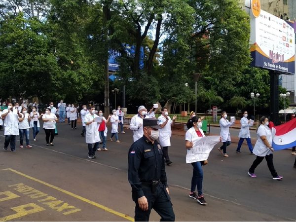 CDE: Médicos marchan para exigir cuarentena total hasta el 12 de abril