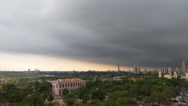 Sábado cálido a caluroso, nublado y con lluvias