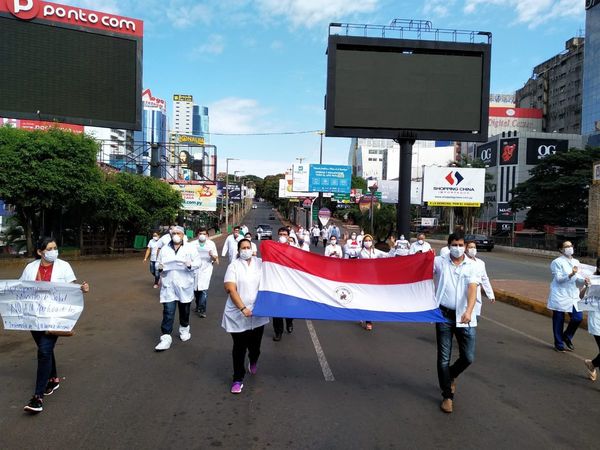 CDE: médicos protestan en el puente y exigen que siga el cierre