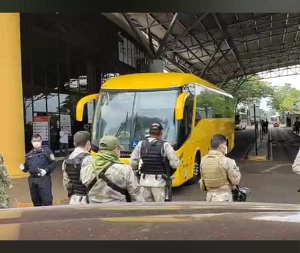 Paraguayos varados en Foz de Yguazú ingresan por el Puente de la Amistad - ADN Paraguayo