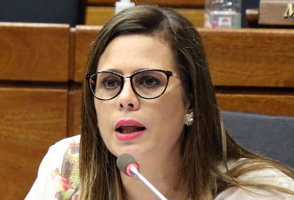 Kattya González pide recorte de privilegios