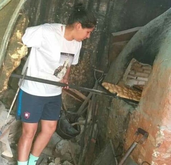 Un golazo: Arquera de Cerro dona 'pan kesu' a niños en Lambaré