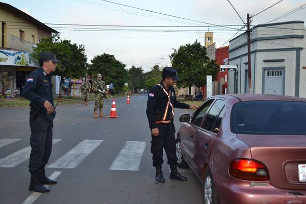 Policías y militares controlan las calles de San Juan Bautista, en Misiones  - Nacionales - ABC Color