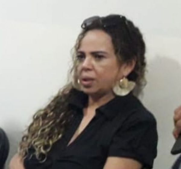 Concejal desmiente a Gloria Escobar y le invita a poner su champiu y salir a repartir víveres