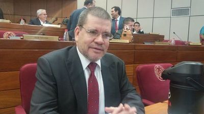 Legisladores médicos se ponen a disposición del ministro de Salud